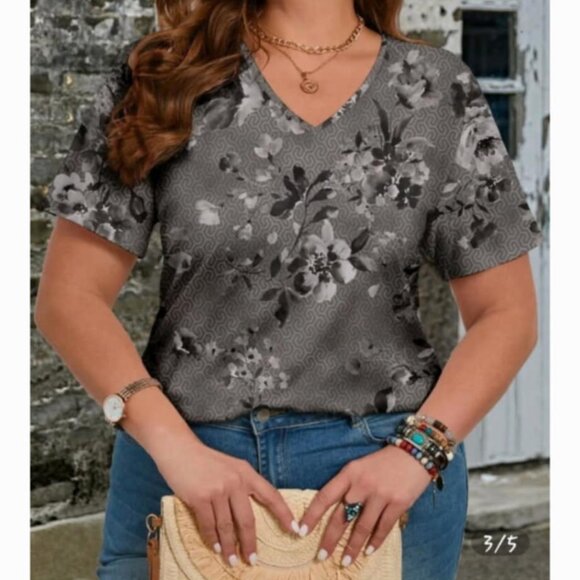 NWT Emery Rose Short Sleeve V-Neck Gray & Black Floral Top‎ Size 3X - Picture 2 of 3